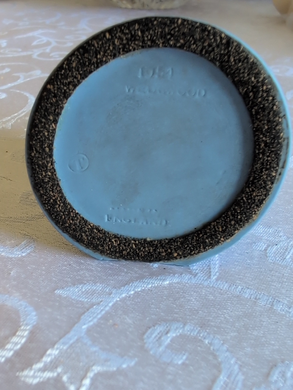 1954 Wedgwood Blue Jasperware Table Lighter with White Relief - Picture 3 of 6